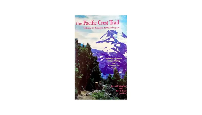 Guía del Pacific Crest Trail, volumen 2: Oregón y Washington. Senderistas se adentran en el bosque con vistas a montañas nevadas.