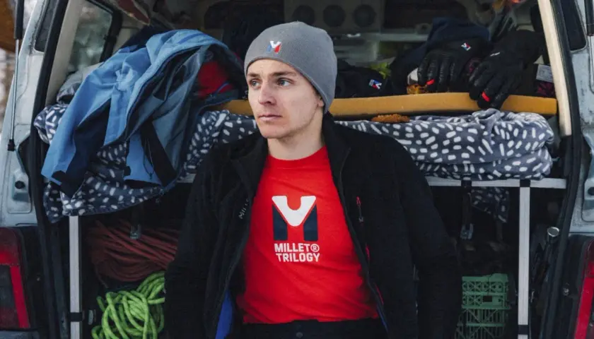 Joven con gorro y camiseta Millet Trilogy, listo para la aventura. La poliamida es transpirable, ideal para el frío.