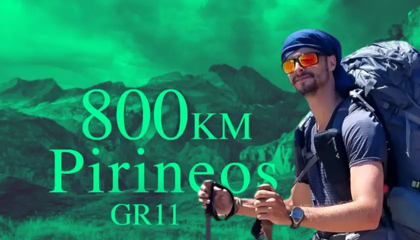Un excursionista con mochila y bastones se prepara para recorrer 800 km por los Pirineos, siguiendo la ruta GR11.