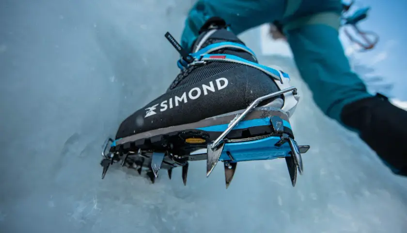Botas de alpinismo con crampones Simond, perfectos para escalar hielo. Los mejores crampones para conquistar cimas heladas.