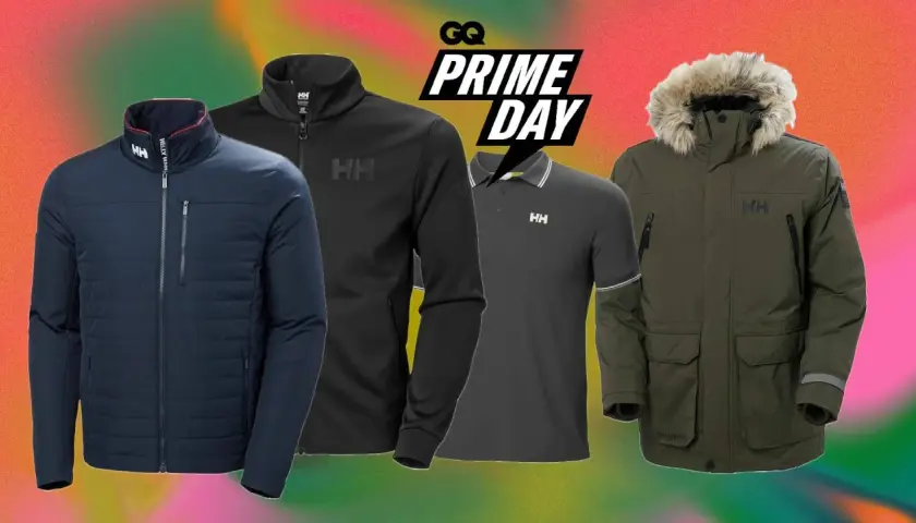 Ropa de la marca Helly Hansen: chaqueta azul acolchada, chaqueta negra, polo gris y parka verde con capucha de pelo.