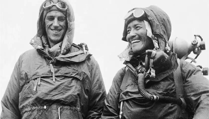 Edmund Hillary y Tenzing Norgay, sonriendo tras ser la primera persona en subir el Everest.