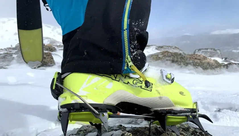 Botas para crampones semiautomaticos de color verde lima, listas para la aventura en la nieve y la roca.