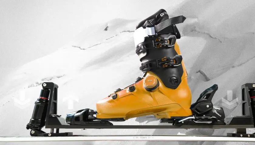 Bota de esquí naranja con fijaciones GripWalk y sistema BOA, lista para la nieve.