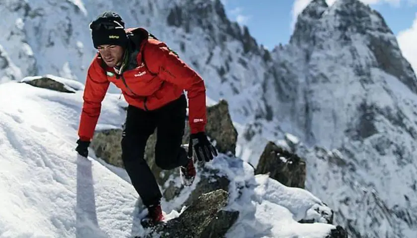 Kilian Jornet asciende el Cervino, un desafío en la nieve y roca.