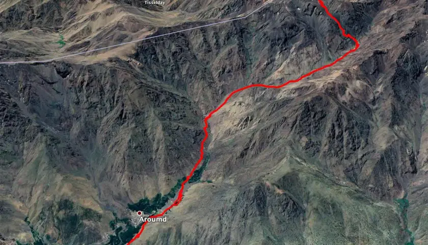 Ruta marcada en rojo desde Imlil hasta la cumbre del Toubkal, mostrando la altura y el terreno montañoso.