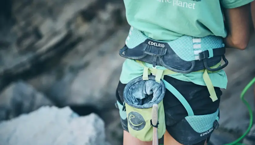 Detalles de las partes de un arnés de escalada Edelrid, con una bolsa de magnesio colgando.