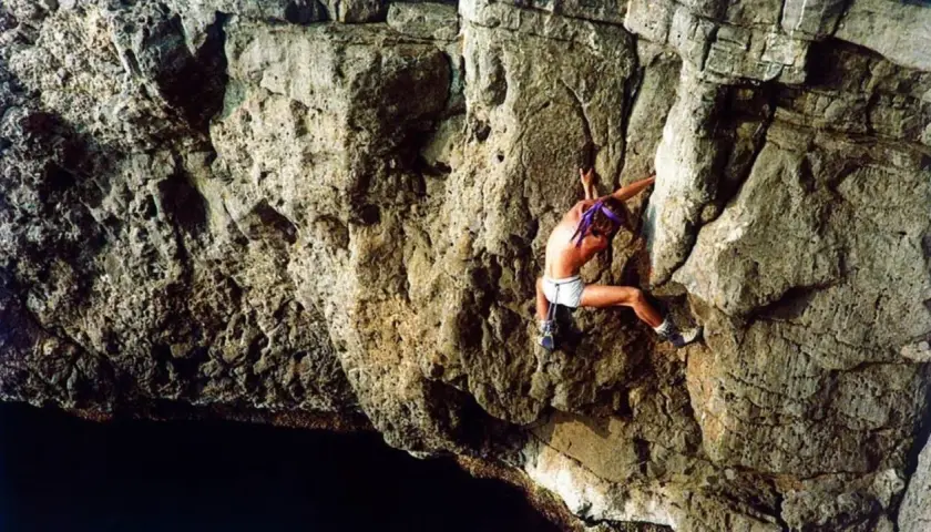 Patrick Edlinger, escalando en solitario una pared rocosa sobre el mar.