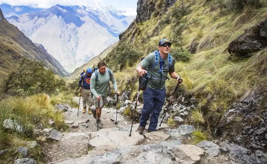 Cómo usar bastones de trekking - Guía completa y sin errores