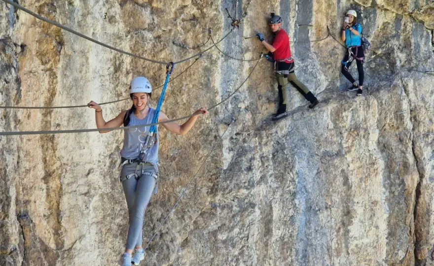 Escalada y Ferrata - Guía Esencial para Subir Seguro