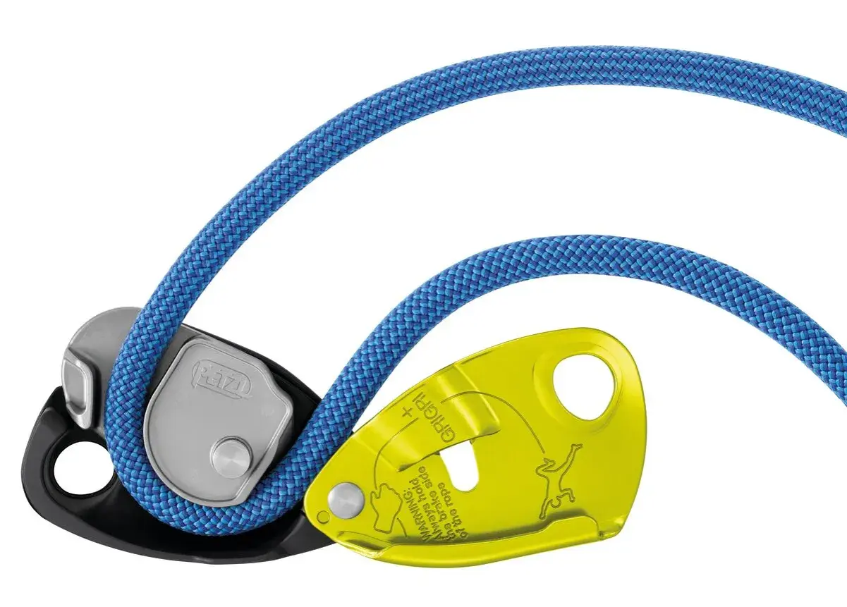 El grigri Petzl, con cuerda azul, listo para la escalada.