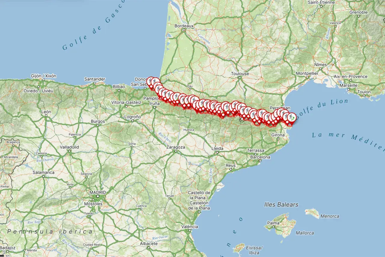 Ruta de la transpirenaica marcada con iconos de senderistas desde el Cantábrico hasta el Mediterráneo, cruzando España y el sur de Francia.