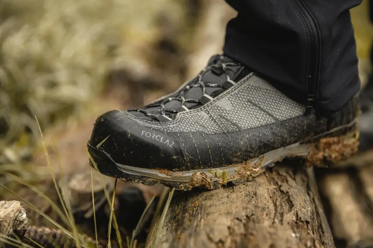 Bota de montaña Forclaz con barro. Pensando en cómo lavar botas de montaña lavadora.