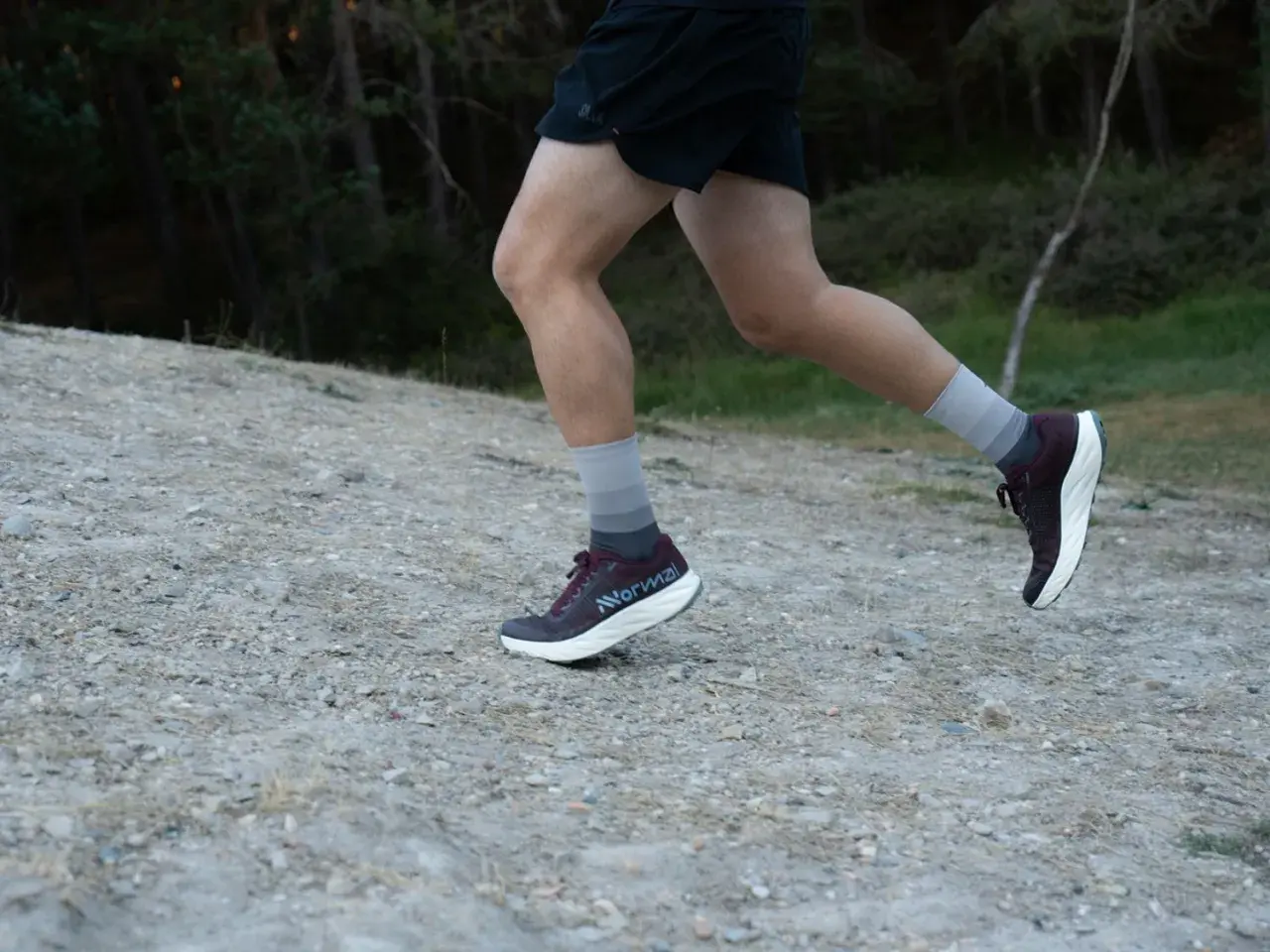 Corriendo por el sendero con zapatillas trail Kilian Jornet, sintiendo la tierra bajo tus pies.