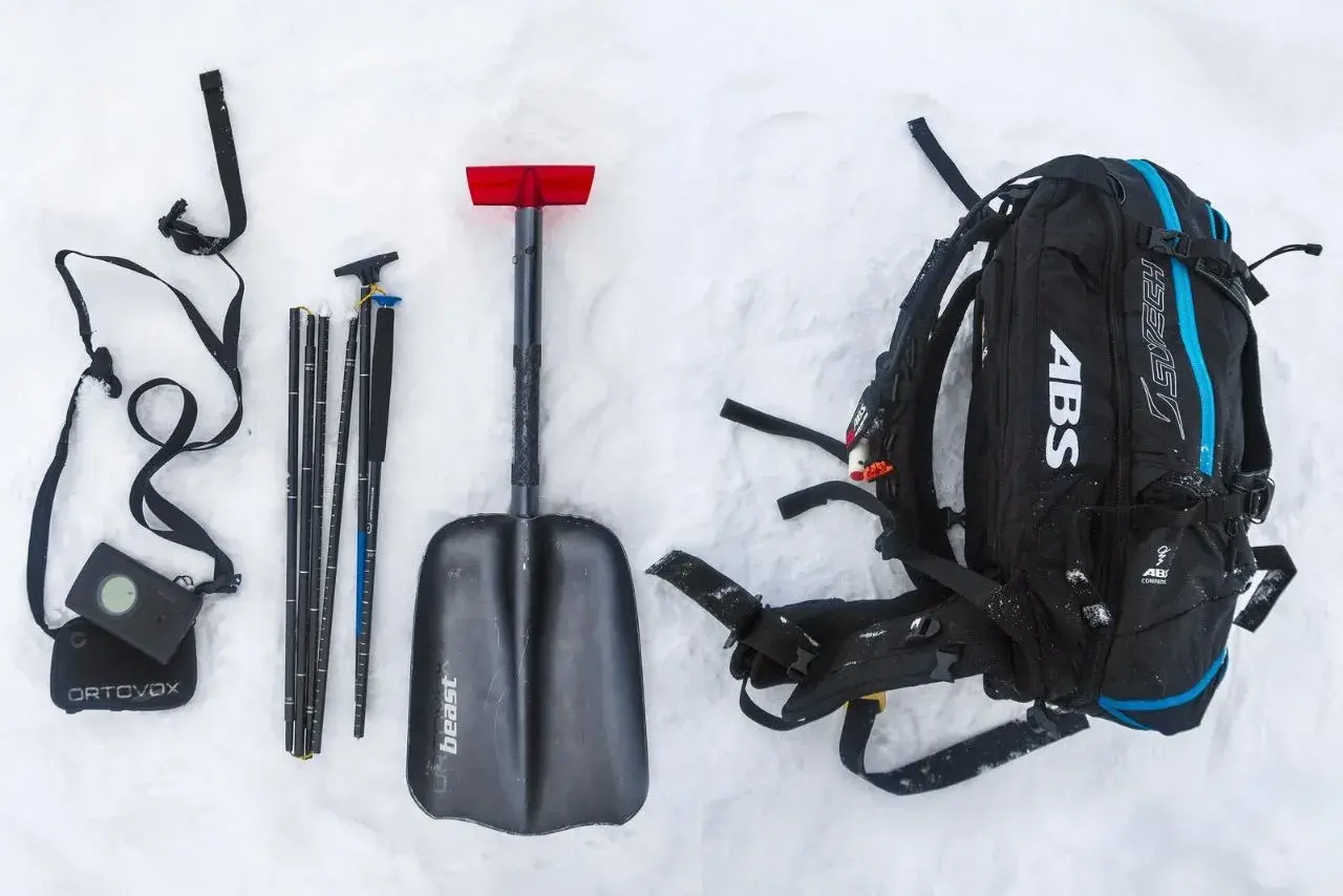Equipo para la nieve: pala, bastones, detector y mochila ABS. Preparado para dos avalanchas.