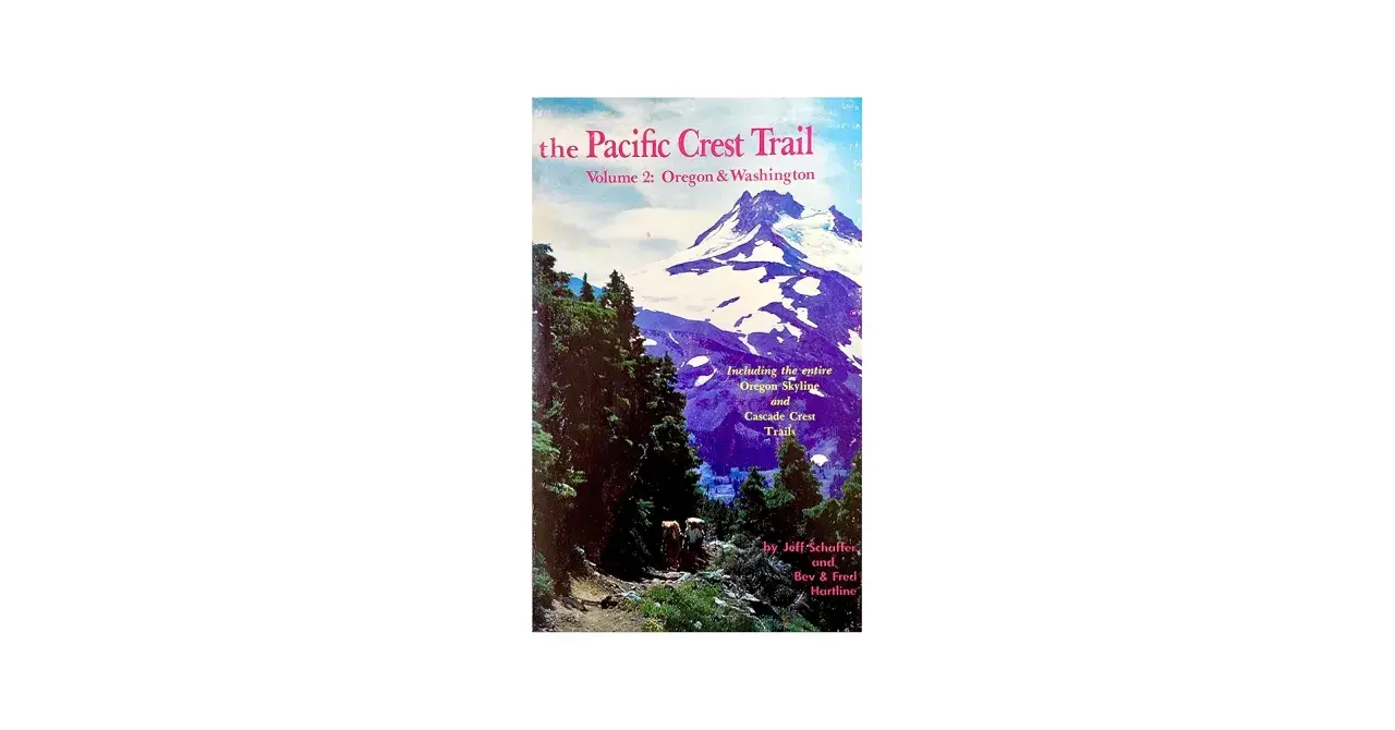 Guía del Pacific Crest Trail, volumen 2: Oregón y Washington. Senderistas se adentran en el bosque con vistas a montañas nevadas.