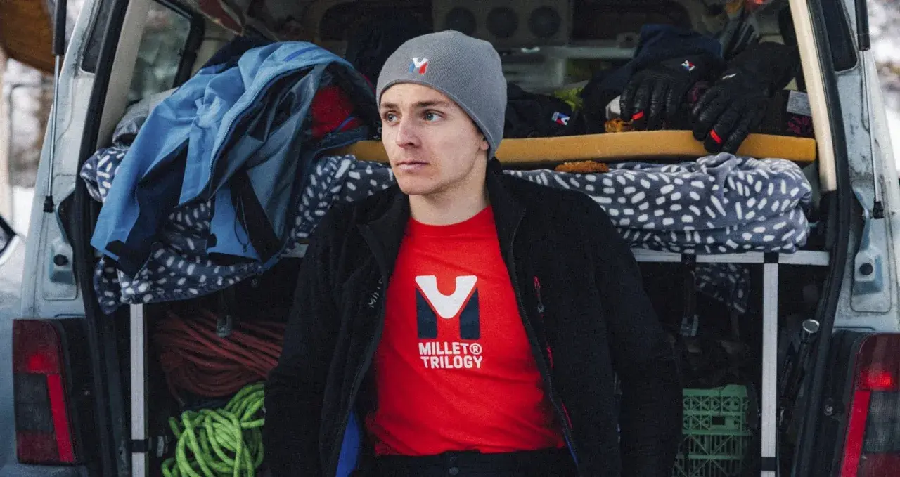 Joven con gorro y camiseta Millet Trilogy, listo para la aventura. La poliamida es transpirable, ideal para el frío.