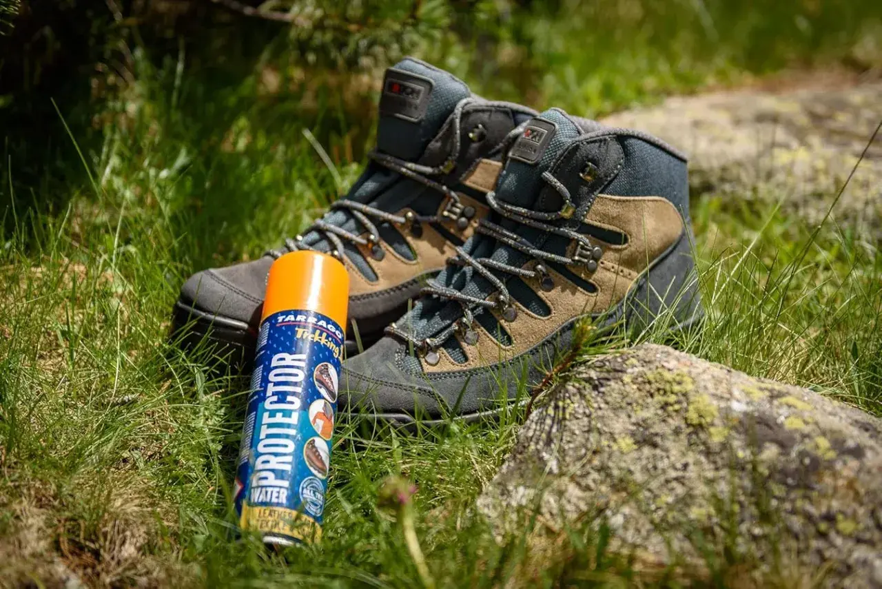 Spray protector para impermeabilizar botas de cuero y disfrutar de tus aventuras al aire libre sin preocupaciones.