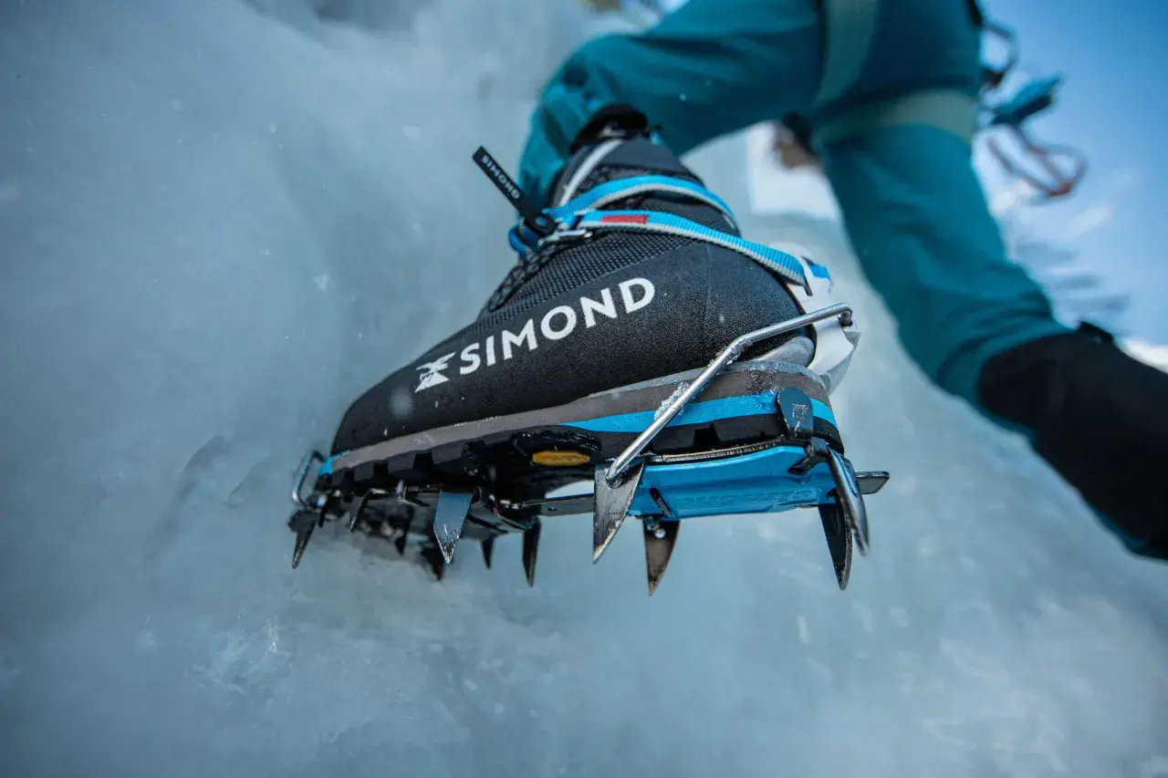 Botas de alpinismo con crampones Simond, perfectos para escalar hielo. Los mejores crampones para conquistar cimas heladas.