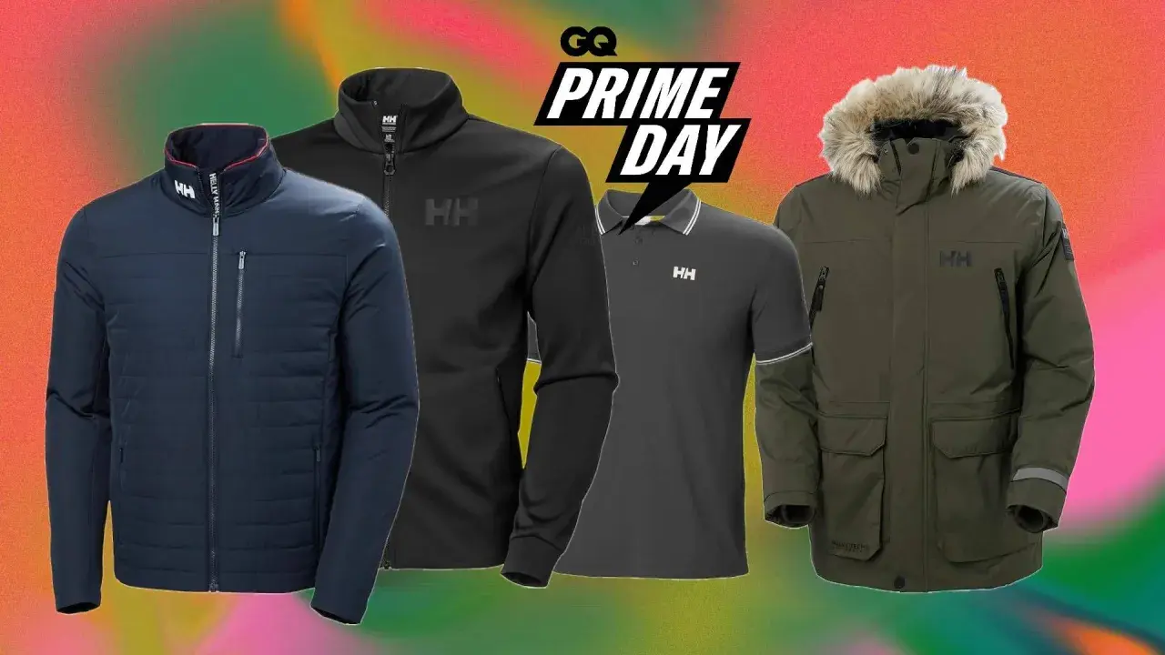 Ropa de la marca Helly Hansen: chaqueta azul acolchada, chaqueta negra, polo gris y parka verde con capucha de pelo.