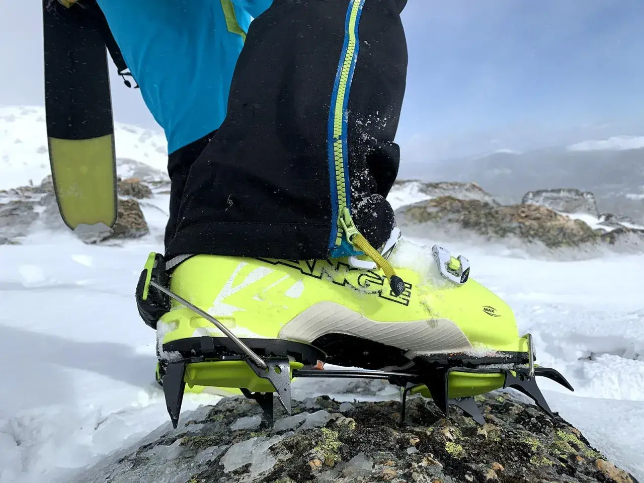Botas para crampones semiautomaticos de color verde lima, listas para la aventura en la nieve y la roca.