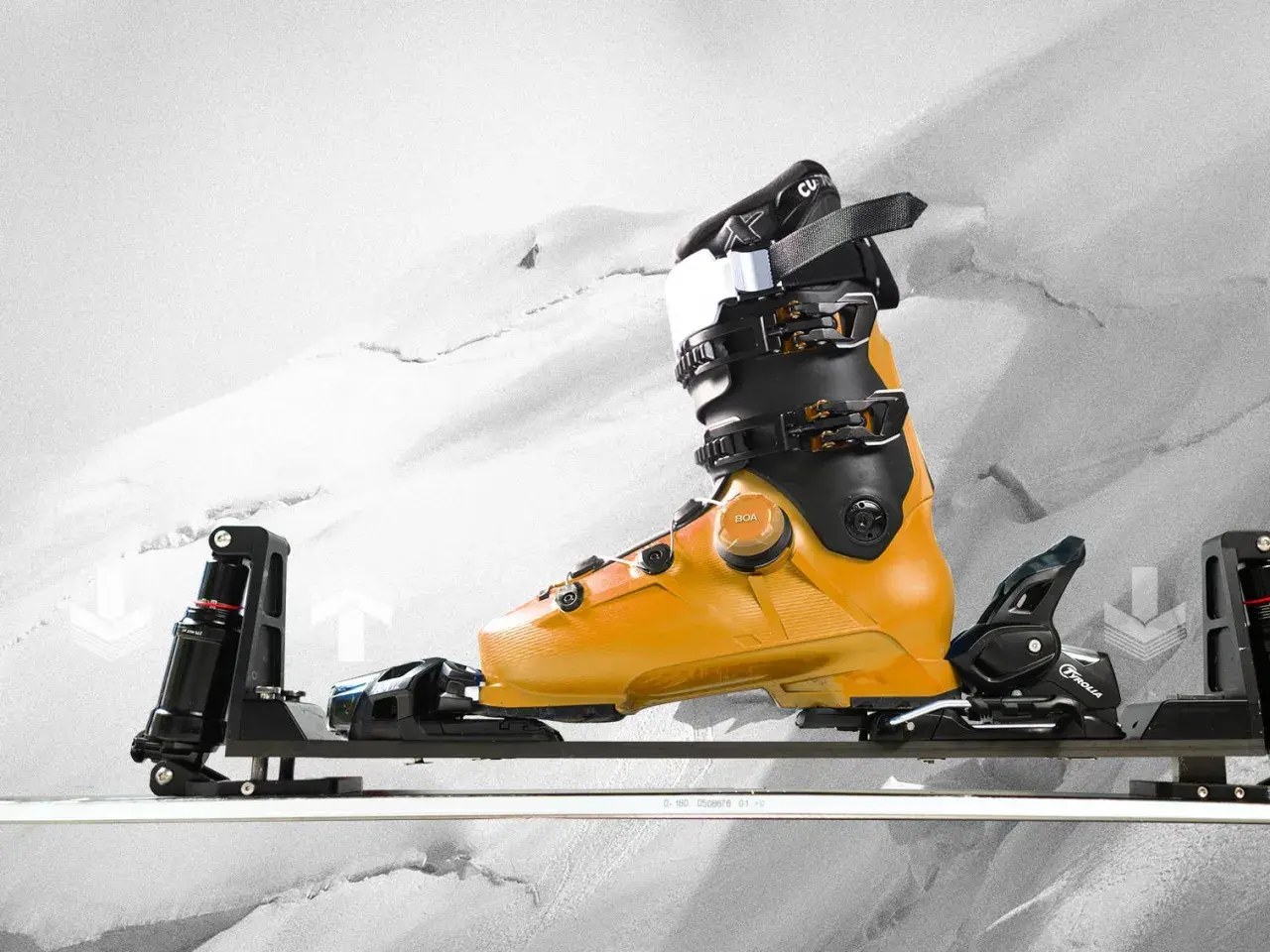 Bota de esquí naranja con fijaciones GripWalk y sistema BOA, lista para la nieve.