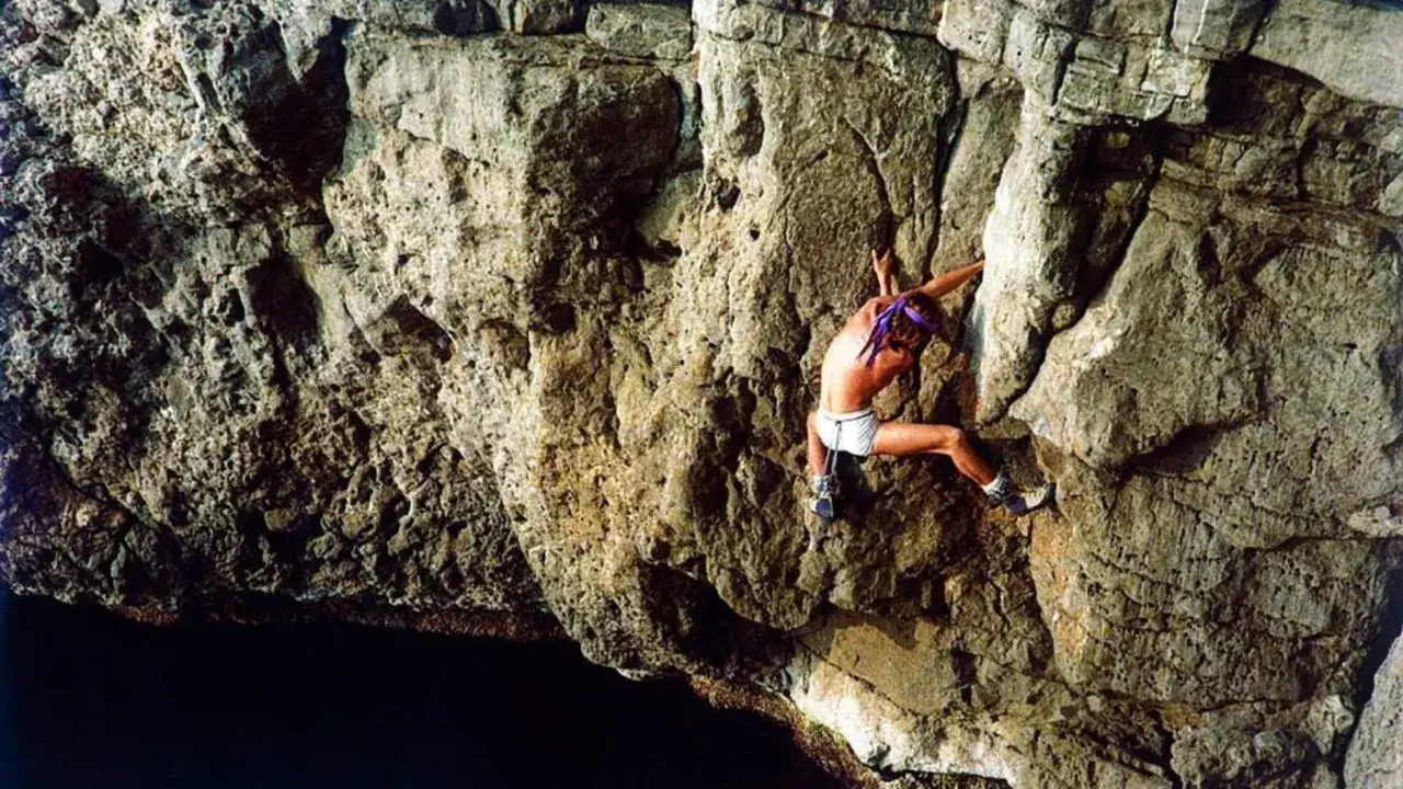 Patrick Edlinger, escalando en solitario una pared rocosa sobre el mar.