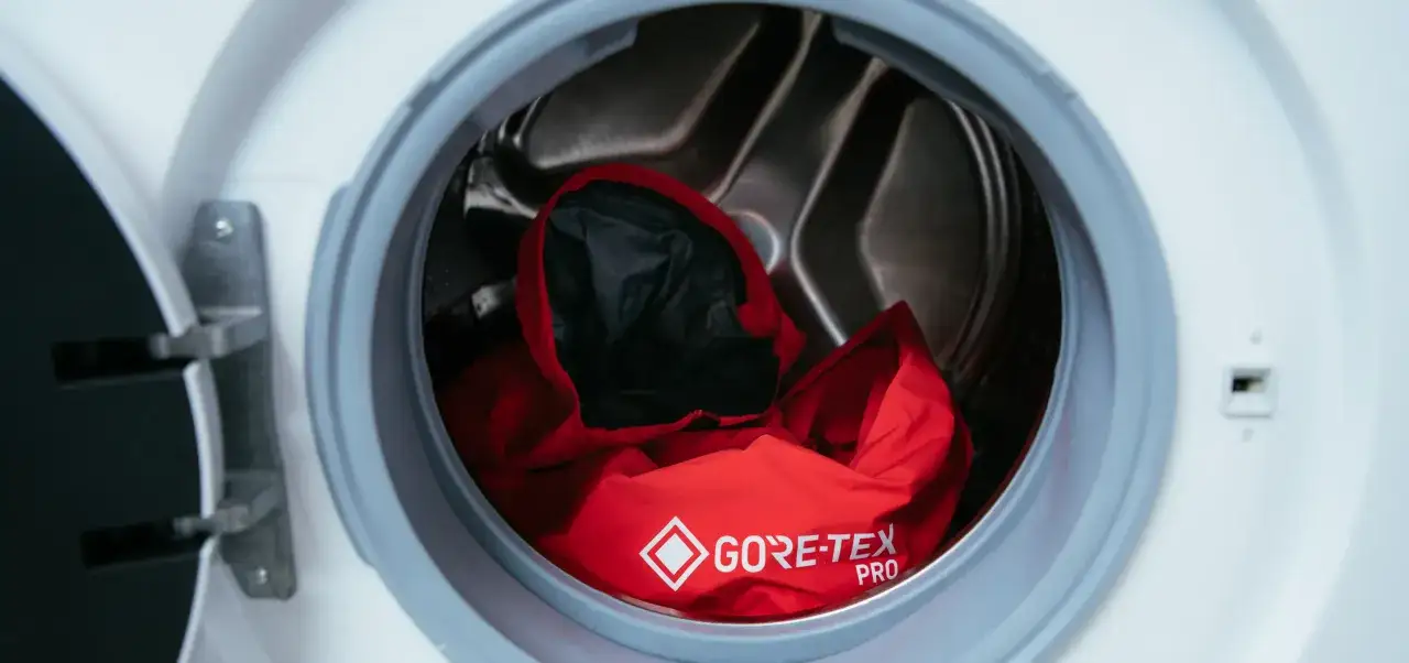 Chaqueta roja Gore-Tex Pro lista para lavar en lavadora. Aprende como lavar Goretex para mantener su impermeabilidad.