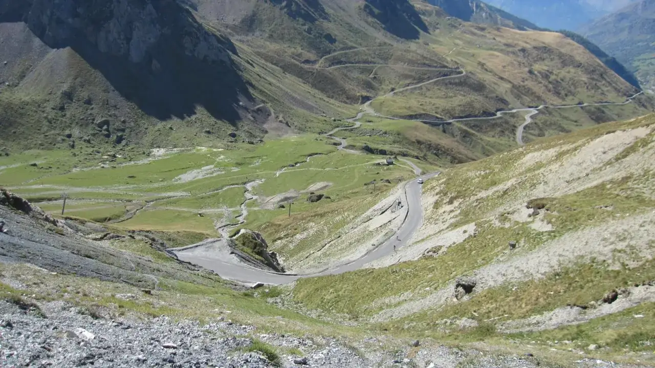 Carretera serpenteante en los Pirineos, un viaje por los pasos de montaña.