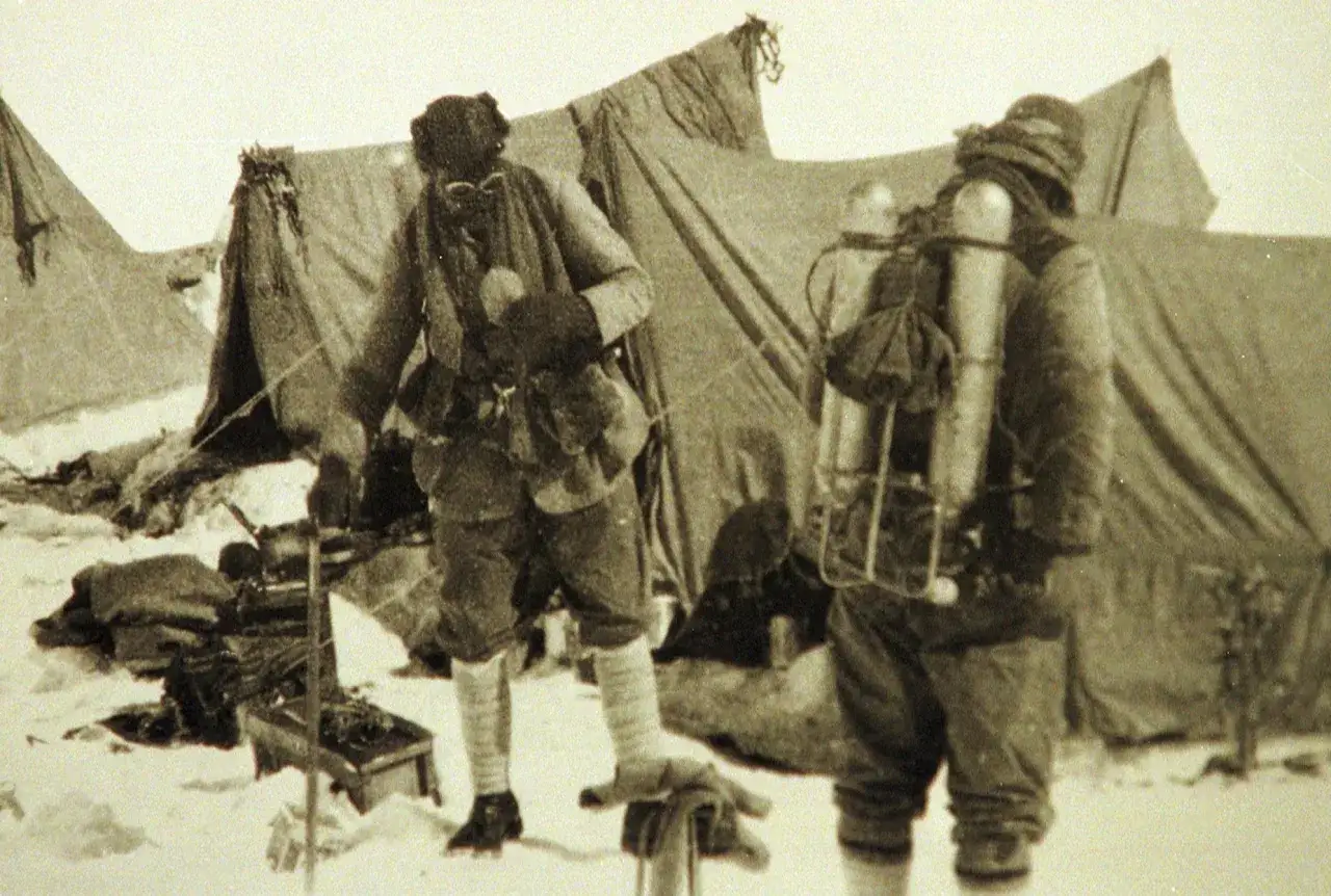 Expedición en la nieve. Mallory Irvine, con equipo de montaña, se prepara junto a tiendas de campaña.
