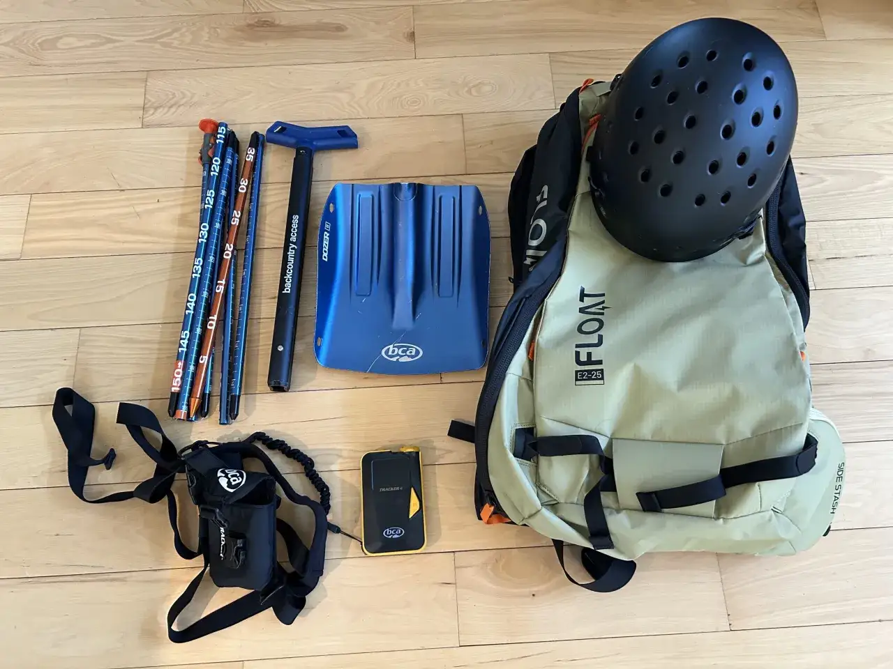 Equipo para la arva montaña: mochila, casco, pala, piolet, sonda y transceptor.