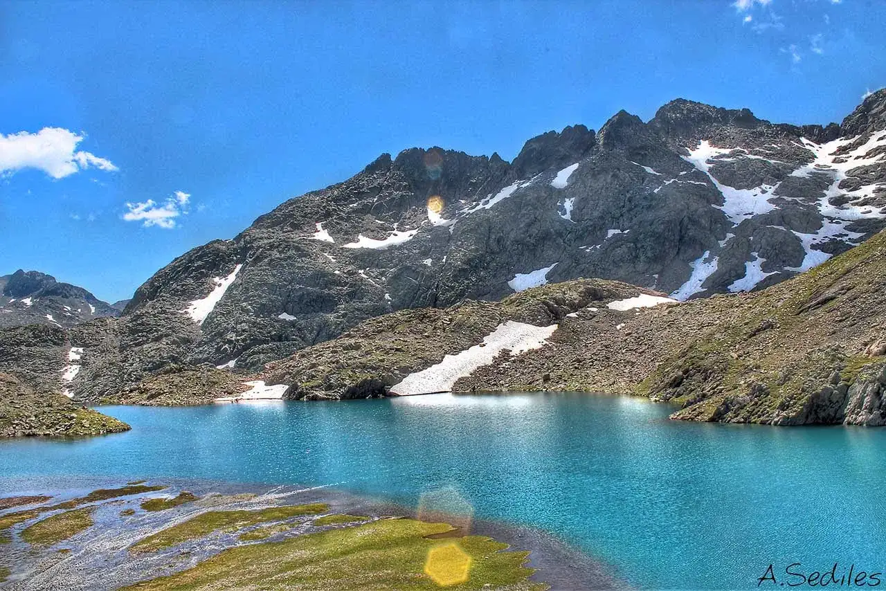 Espectaculares lagos azules de Panticosa, con montañas rocosas y nieve.