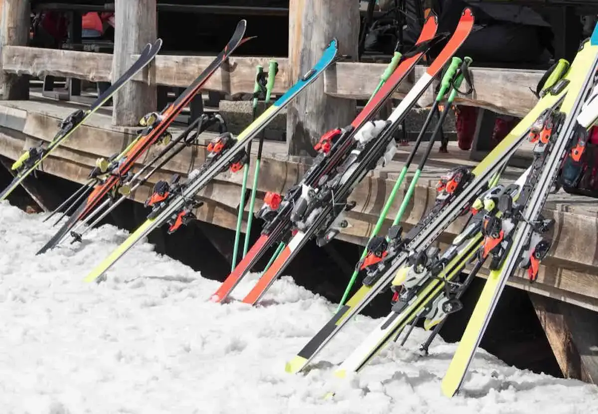 Un grupo de esquís de rocker listos para la acción en la nieve.