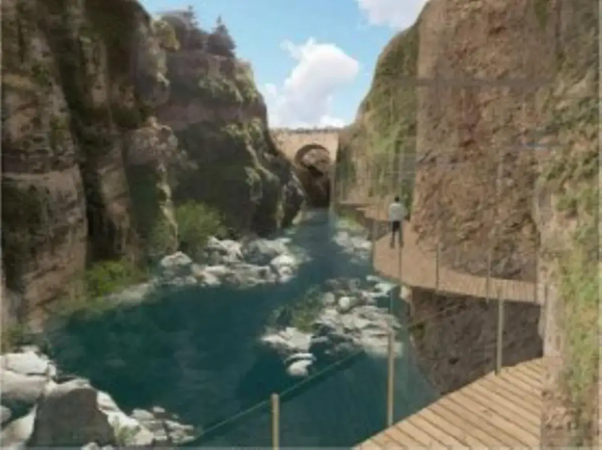 Pasarela de madera recorre los impresionantes gorges de la Fou, con un r&iacute;o turquesa y un puente antiguo al fondo.