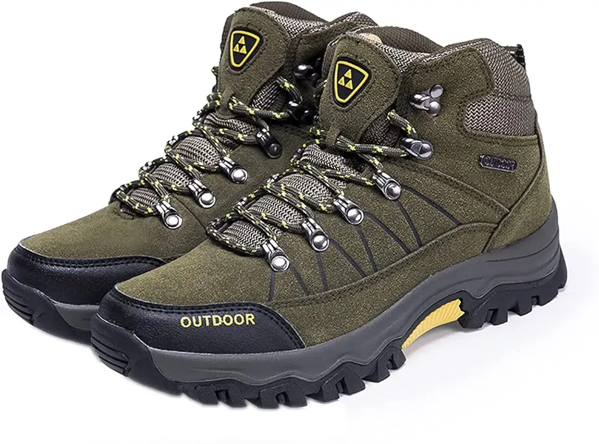 Botas de cuero verde para senderismo, listas para impermeabilizar y proteger tus pies en cualquier aventura.