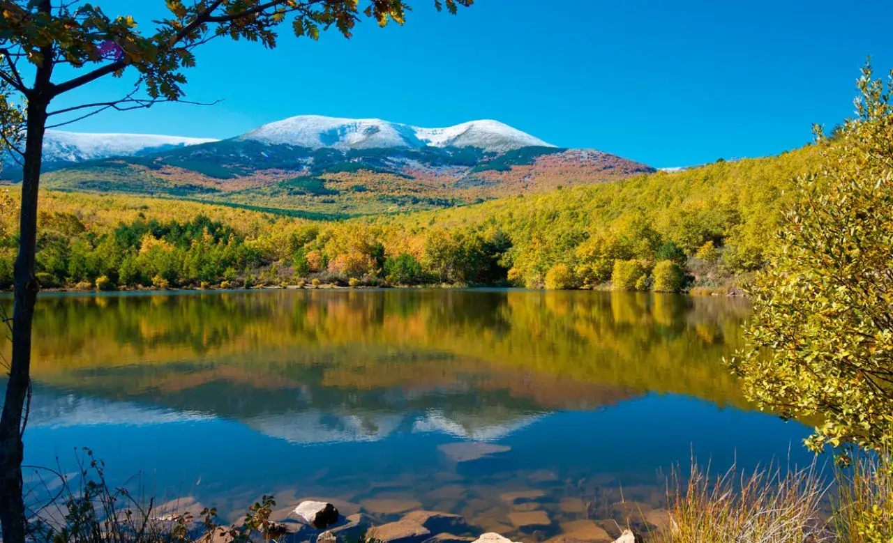 Reflejo otoñal en el lago, con el Moncayo nevado al fondo. Una imagen perfecta para una ruta circular Moncayo.