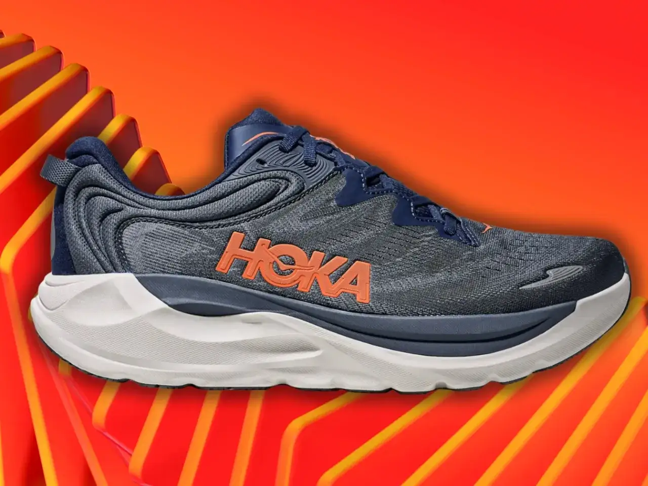 Zapatilla Hoka azul marino con logo naranja. Su diseño garantiza una amortiguación excepcional para tus carreras.