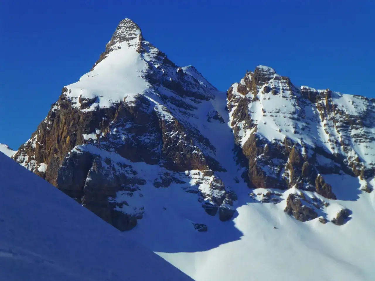 Picos nevados en los Pirineos, ideales para corredores fáciles y senderismo invernal.