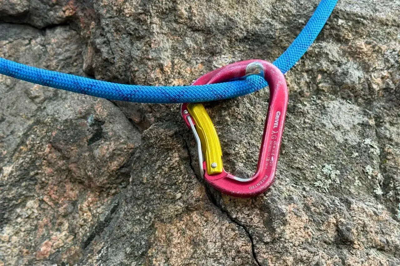 Mosquetones Grivel rojos y amarillos, parte esencial para escalada segura. Los mejores mosquetones para tu aventura.