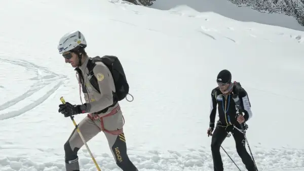 Benjamin Vedrines y otro alpinista ascienden una ladera nevada con equipo de esquí de travesía.