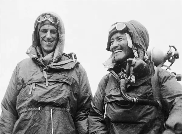 Edmund Hillary y Tenzing Norgay, sonriendo tras ser la primera persona en subir el Everest.