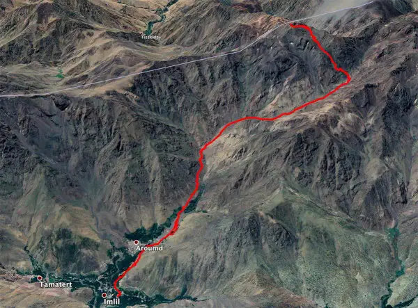 Ruta marcada en rojo desde Imlil hasta la cumbre del Toubkal, mostrando la altura y el terreno montañoso.